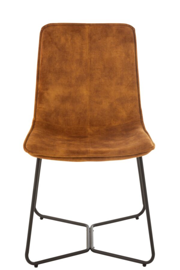 chaise en daim couleur cognac avec pieds en métal noir vu de face