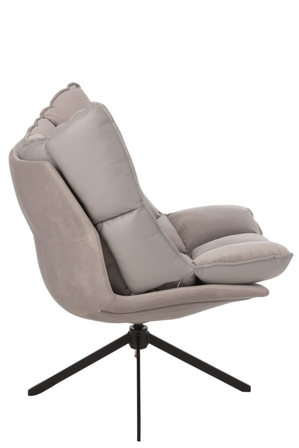 fauteuil avec coussin gris clair sur l'assise et le dossier avec pieds en métal noir vu de côté