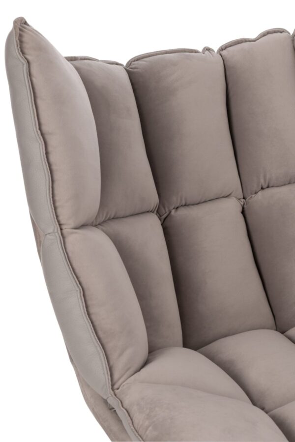 fauteuil avec coussin gris clair sur l'assise et le dossier avec pieds en métal noir avec zoom dossier