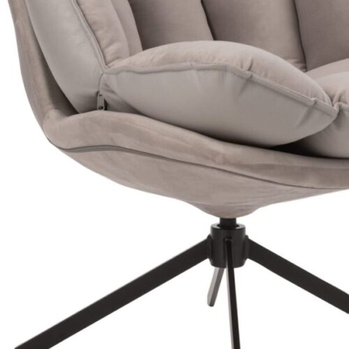 fauteuil avec coussin gris clair sur l'assise et le dossier avec pieds en métal noir avec zoom sur les pieds
