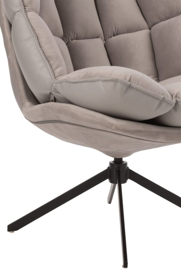 fauteuil avec coussin gris clair sur l'assise et le dossier avec pieds en métal noir avec zoom sur les pieds
