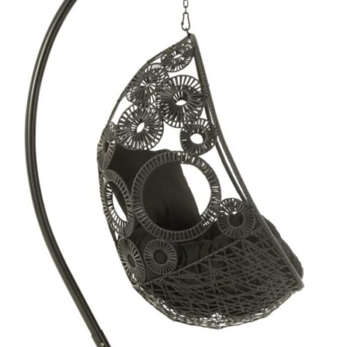 fauteuil suspendu en rotin noir avec des cercles noirs contenant des coussins noirs vu de côté