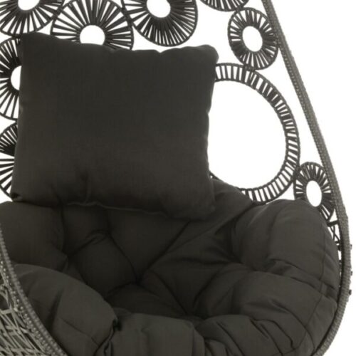 fauteuil suspendu en rotin noir avec des cercles noirs contenant des coussins noirs avec zoom sur l'assise