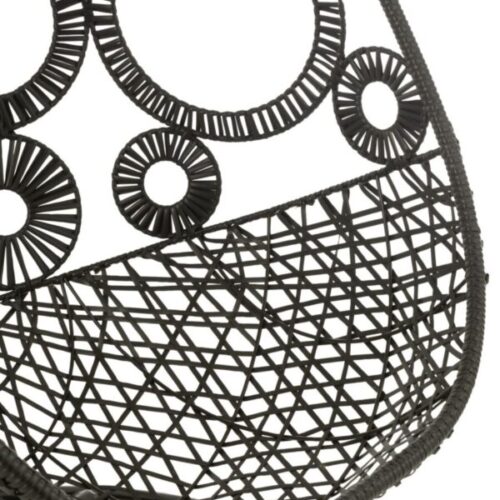 fauteuil suspendu en rotin noir avec des cercles noirs contenant des coussins noirs avec zoom sur les détails