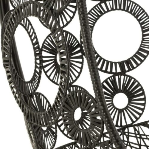 fauteuil suspendu en rotin noir avec des cercles noirs contenant des coussins noirs avec zoom sur les détails