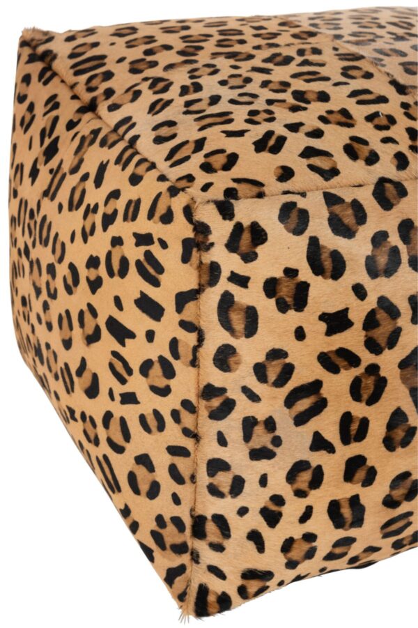 pouf en cuir motif léopard marron et noir avec zoom sur les détails