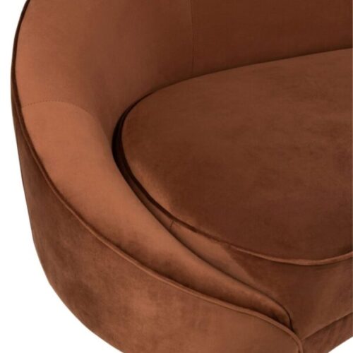 sofa en velours marron et pieds en métal or avec zoom sur l'assise côté gauche du canapé