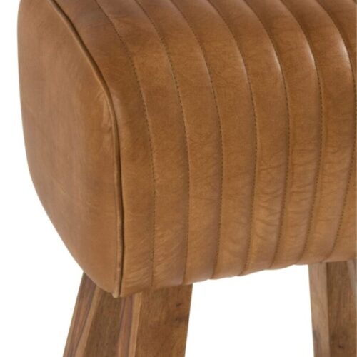 tabouret en cuir couleur camel et pieds en bois de manguier avec zoom sur l'assise