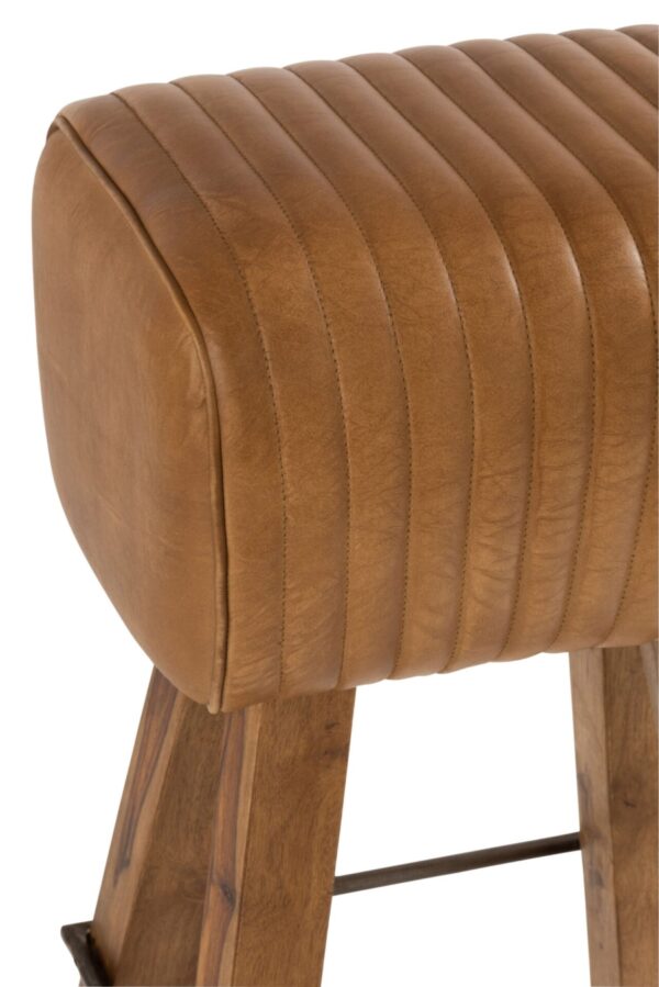 tabouret en cuir couleur camel et pieds en bois de manguier avec zoom sur l'assise