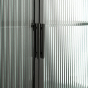 vitrine en cadre métallique noir zoom sur portes vitrées