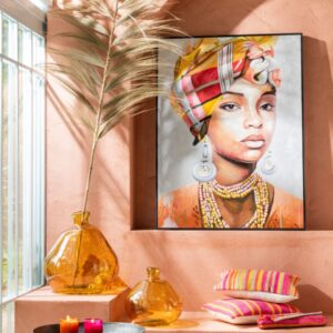 coussins colorés orange/rose/rouge/jaune vase rond translucide orange herbes de pampas tableau représentant une femme ethnique avec des couleurs roses orangées