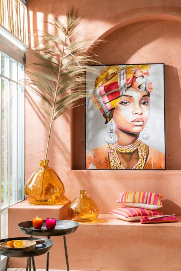 coussins colorés orange/rose/rouge/jaune vase rond translucide orange herbes de pampas tableau représentant une femme ethnique avec des couleurs roses orangées