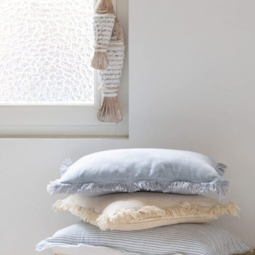 coussin rectangle avec franges en velours bleu coussin carré en velours beige coussin rectangulaire en velours blanc avec franges