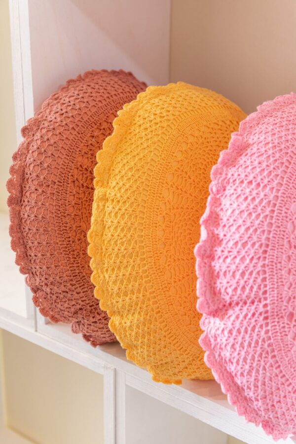 coussins ronds dentelles en coton jaune rose et marron