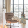 Fauteuil bas en velours taupe Loune – Image 2
