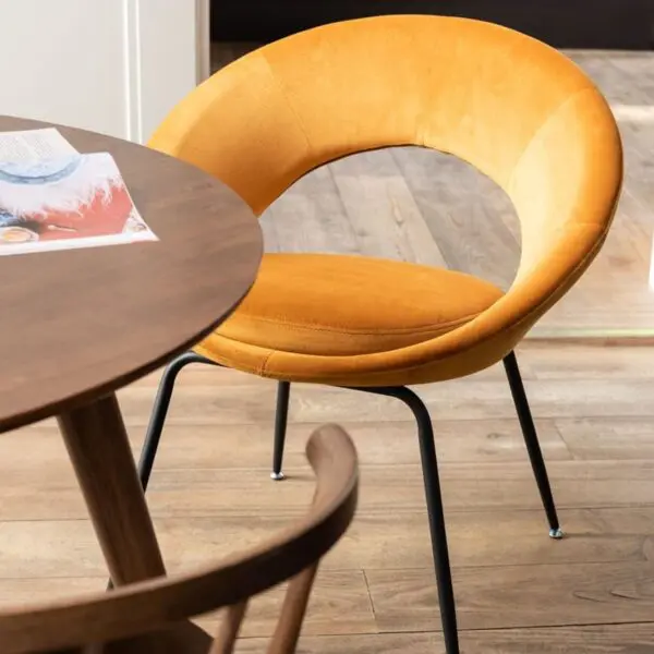 chaise ronde velours ocre j-line chaise velours moutarde pieds métal noir