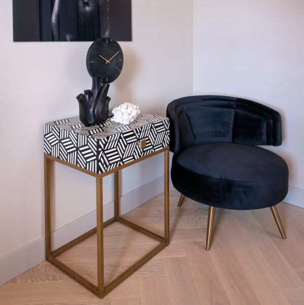 fauteuil Hazel noir Richmond Interiors table de chevet Richmond Interiors