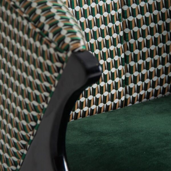 Zoom sur la matière du fauteuil Kelheim en velours vert de Vical
