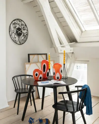 horloge visages en métal noir j-line jolipa décoration murale métal table salle à manger en bois noir et chaises noires