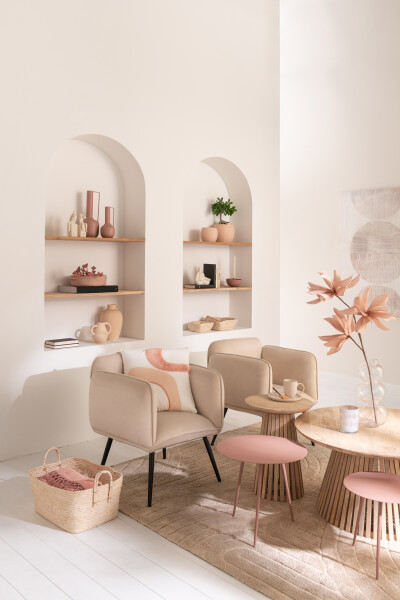 set de 3 tables gigognes acier rose table basse et table d'appoint collection Vincent J-line fauteuil beige en velour J-line Jolipa