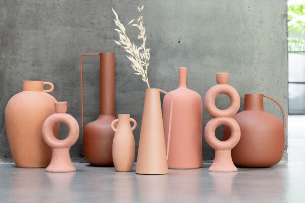 vase Lisa grès terracotta J-line Jolipa vase en grès vase terracotta grand vase en grès image d'ambiance avec d'autres vases de toutes formes en grès