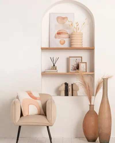 coussin textile cercle blanc/rose clair J-line Jolipa fauteuil en velours beige vase haut en verre rose foncé