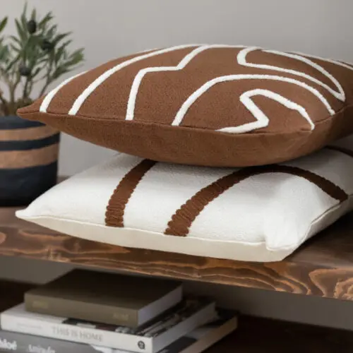 coussin lignes textile blanc et marron J-line Jolipa coussin blanc et marron