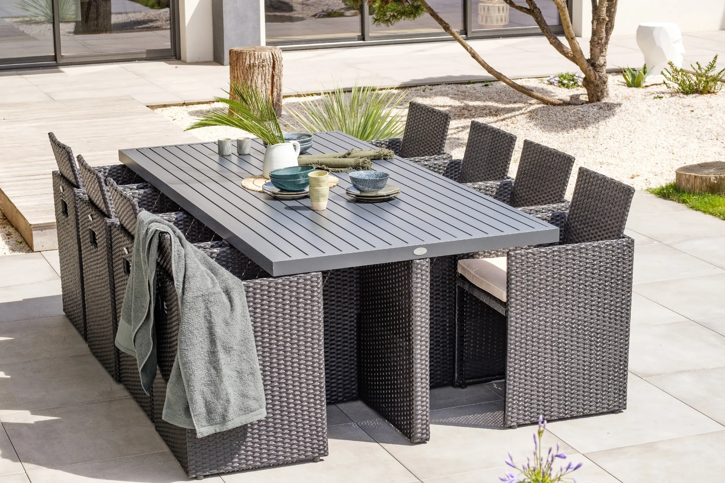 Ensemble repas de jardin encastrable PVC-8-ALU-N 8 places en résine tressée et plateau aluminium - NOIR Ensemble repas de jardin encastrable PVC-8-ALU-N 8 places en résine tressée et plateau aluminium - NOIR – Image 5