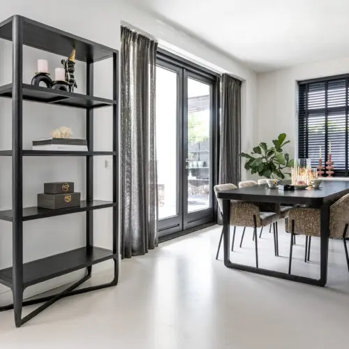 Chaise Fay shitake island Richmond Interiors 1 et Table Monfort Richmond Interiors