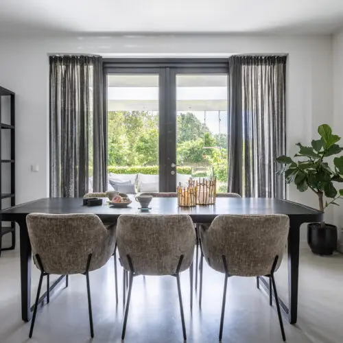 Chaise Fay shitake island Richmond Interiors 2 et Table Monfort Richmond Interiors