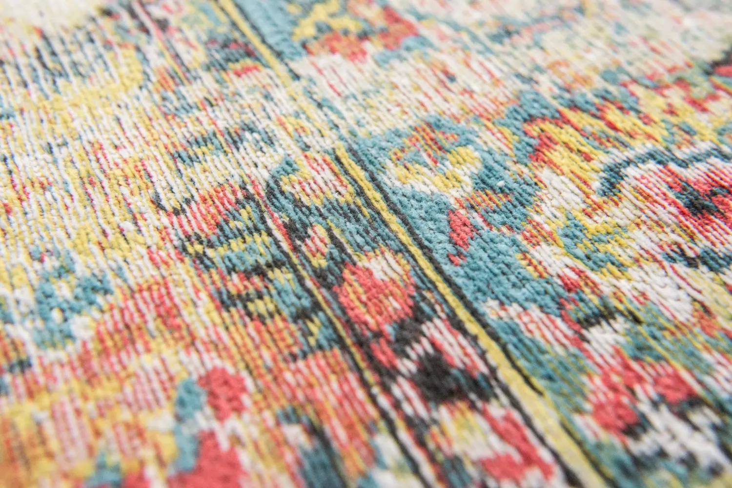 Tapis Antiquarian Bakhtiari Janiserry Multi Louis de Poortere Tapis Antiquarian Bakhtiari Janiserry Multi Louis de Poortere – Image 4