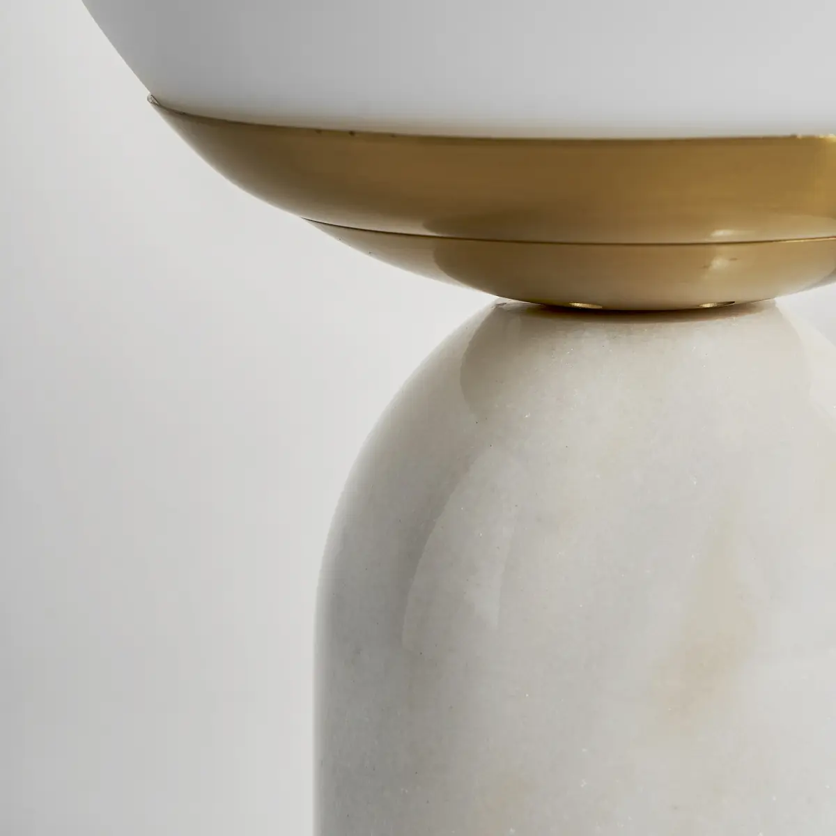 Lampe design verre blanc doré Vical Home Lampe design verre blanc doré Vical Home – Image 2