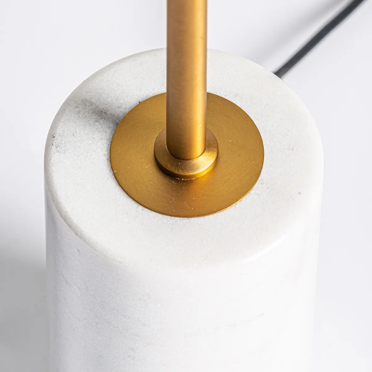 Lampadaire design blanc doré en laiton Vical Home 170cm Lampadaire design blanc doré en laiton Vical Home 170cm – Image 2