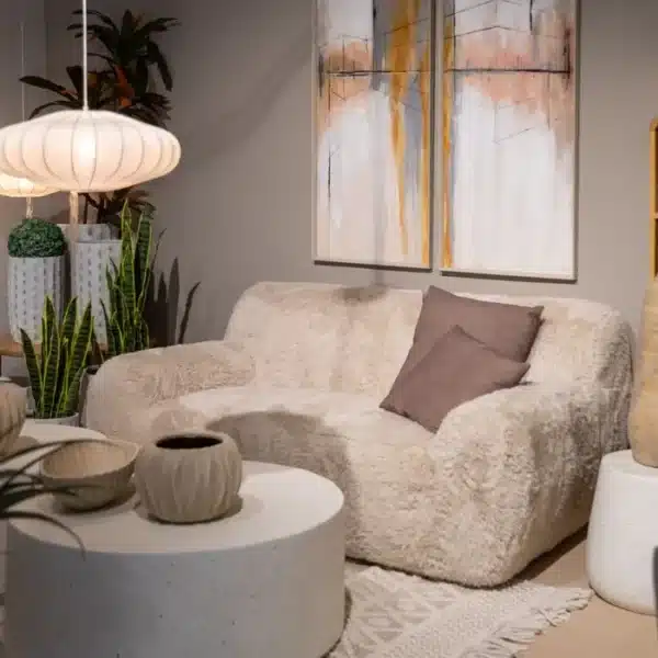 Canapé cocooning fourrure beige – Ultra moelleux et design - Elonis Ixia 2 places - image ambiance