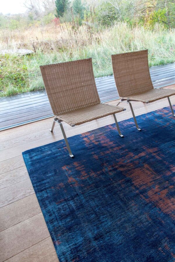 Tapis Atlantic Venetian Dust Sunset Blue Louis de Poortere – Image 3