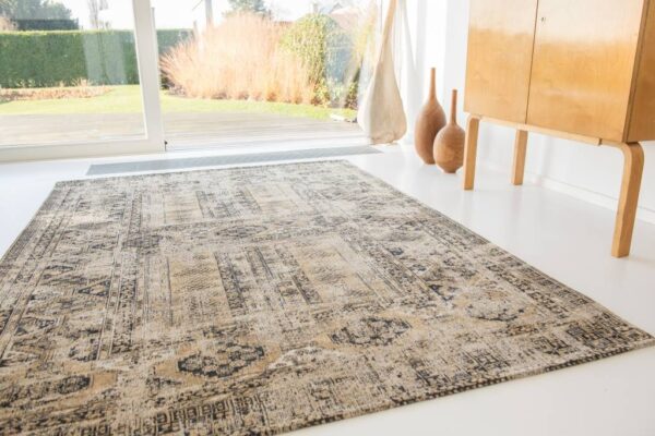 Tapis Antiquarian Hadschlu Agha Old Gold Louis de Poortere – Image 3