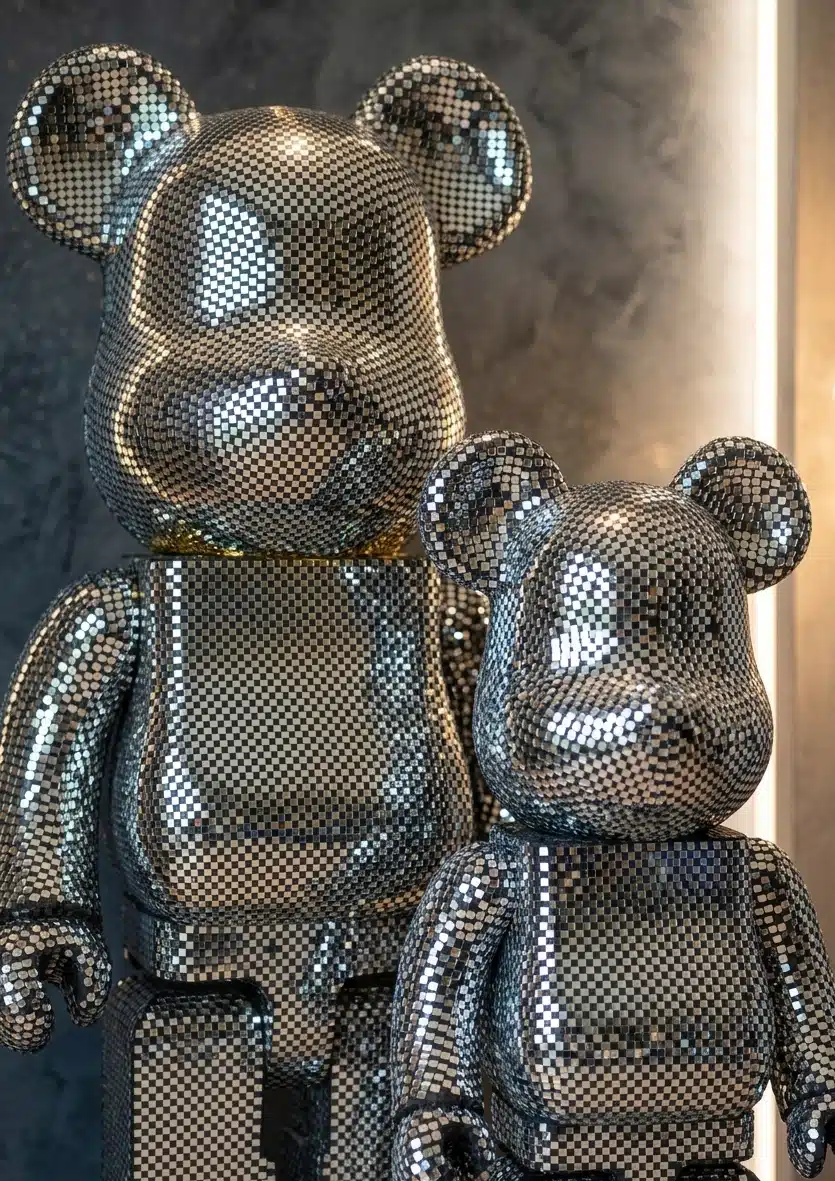 Objets déco Richmond Interiors chez Melimel Home - Vases dorés miroirs bougeoirs et statues luxe design Hollywood Glam