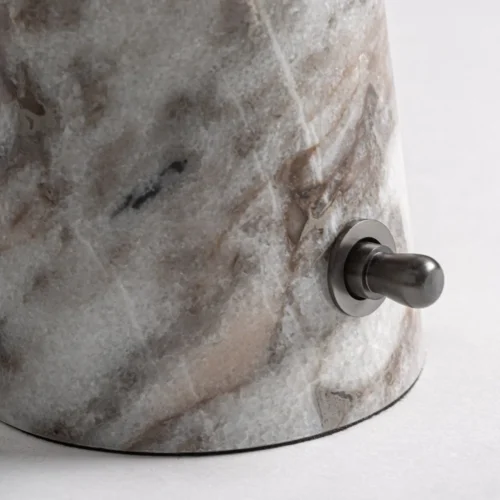 Lampe à poser Nantua marbre blanc et laiton noir Vical Home — vue 2