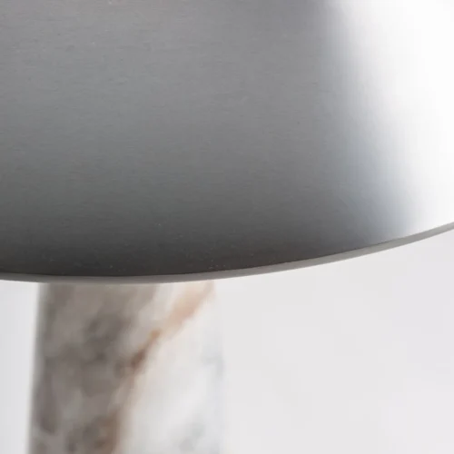 Lampe à poser Nantua marbre blanc et laiton noir Vical Home — vue 3