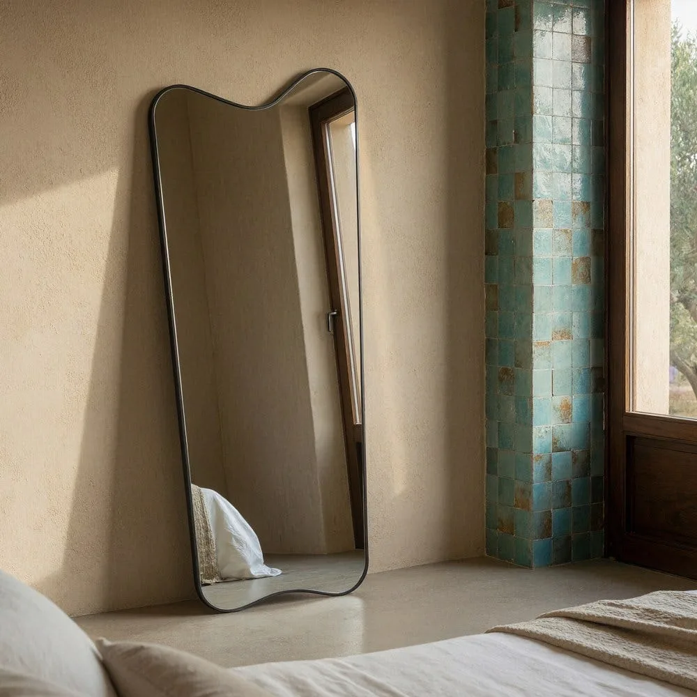 Miroir noir aux contours ondulés en aluminium Ixia 80 × 180 cm