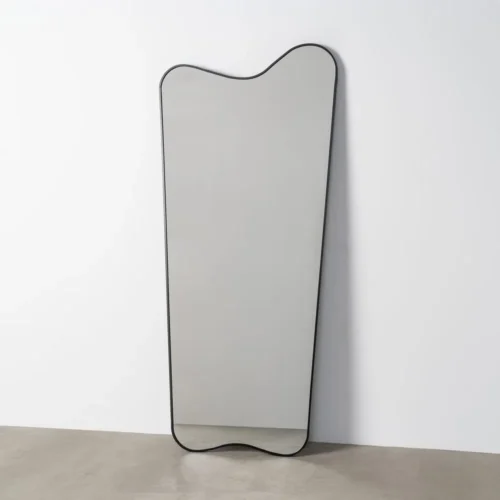 Miroir noir aux contours ondulés en aluminium Ixia 80 × 180 cm — vue 2