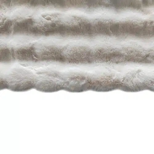 Detail de la maille moelleuse du plaid Cosy Fluff cream Richmond Interiors