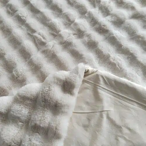 Détail de l'envers doublé du plaid Cosy Fluff cream Richmond Interiors, maille moelleuse et revers lisse