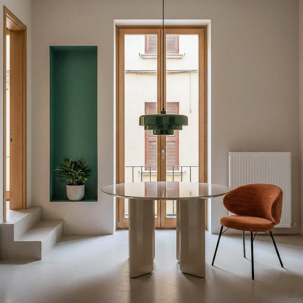 Table à manger ronde laquée taupe brillant Ixia 120 cm