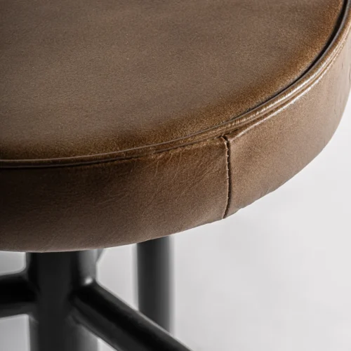 Tabouret Snait fer noir et cuir de chèvre marron Vical Home — vue 4