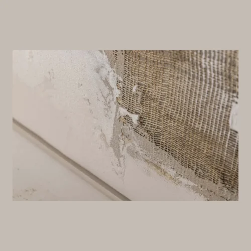 Tableau abstrait peint main bruns et blanc cadre blanc Ethan Chloé 120 cm