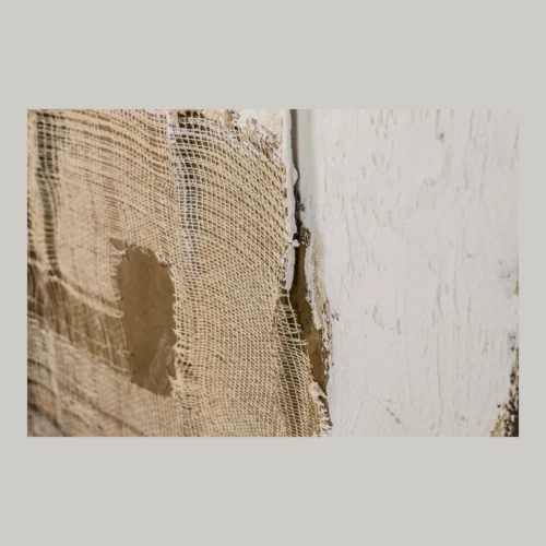 Tableau abstrait peint main bruns et blanc cadre blanc Ethan Chloé 120 cm