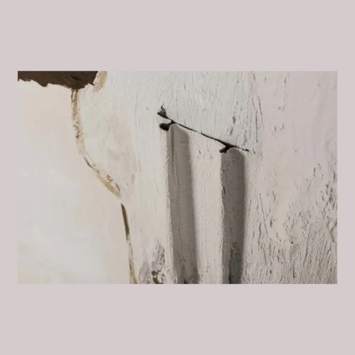 Tableau abstrait peint main bruns et blanc cadre blanc Ethan Chloé 120 cm