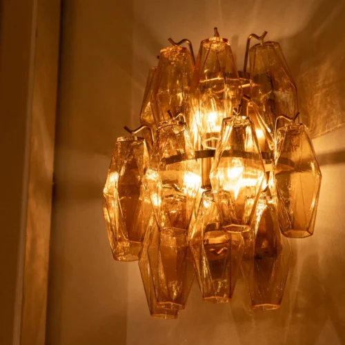 Luminaires Ethan Chloé Applique murale prismes de verre ambré taillés monture dorée Ethan Chloé 50 cm