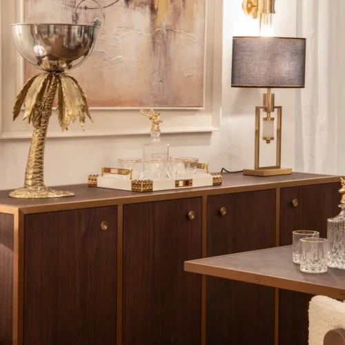 Buffet bois foncé et doré Noblesse 4 portes socle arrondi Ethan Chloé 180 cm — vue 3